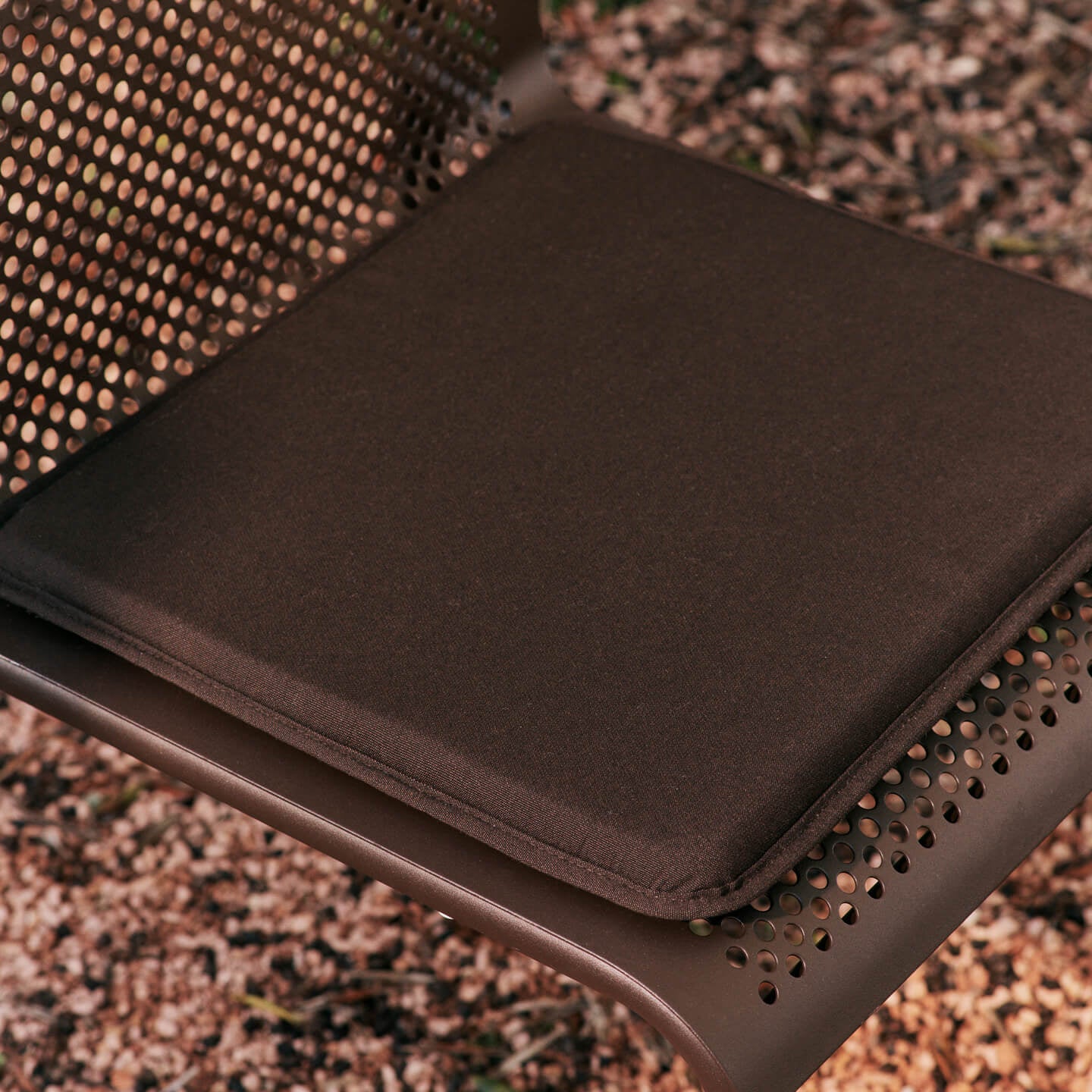 Spisestol Dapple fra Ferm Living i fargen Dark Chocolate/brun.