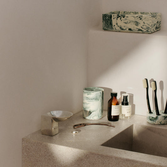 Vi elsker de elegante og skulpturelle fatene Santany Bowl fra Ferm Living! Velg mellom to størrelser i børstet aluminium eller messing, og la den reflekterende overflaten skape et vakkert lysspill i rommet.