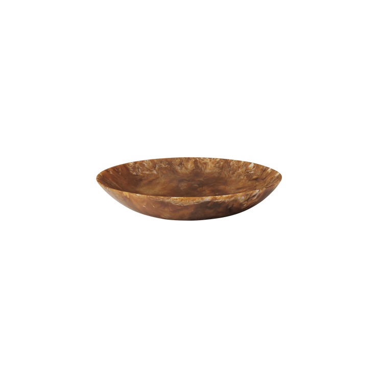 Den lette, luftige finishen til salatbollen Sol Salad Bowl fra Ferm Living varierer fra fat til fat, noe som gjør hvert eksemplar unikt.