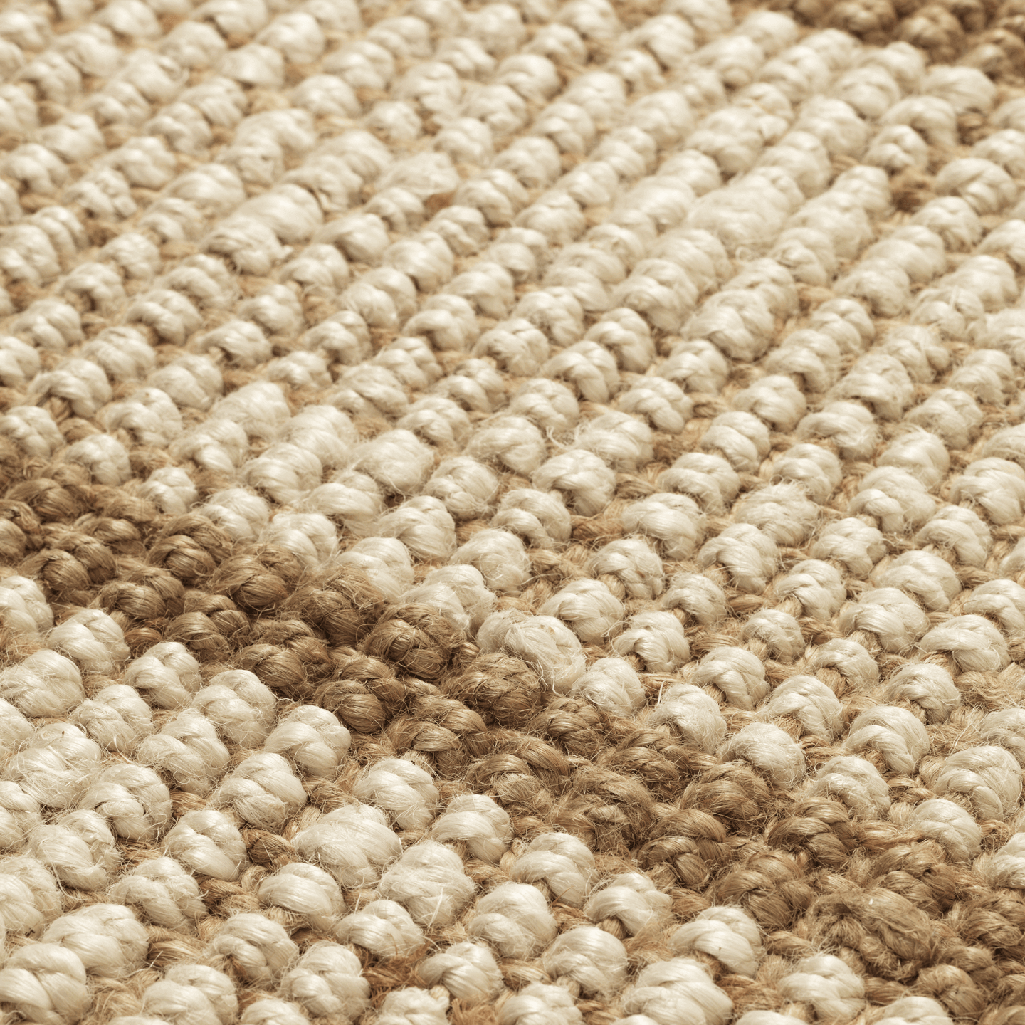 Teppe Athens Stripes Rug  fra Ferm Living er laget av håndvevet jute, med en nydelig dybde og tekstur som tilfører natur og varme i hjemmet.