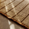 Teppe Athens Stripes Rug fra Ferm Living har tykke, myke frynser som understreker teppets mykhet og avslappede uttrykk.