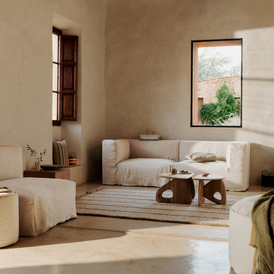 Teppe Athens Stripes Rug fra Ferm Living er inspirert av de taktile teppene som ofte brukes til å myke opp interiørene i steinhus rundt middelhavet. 