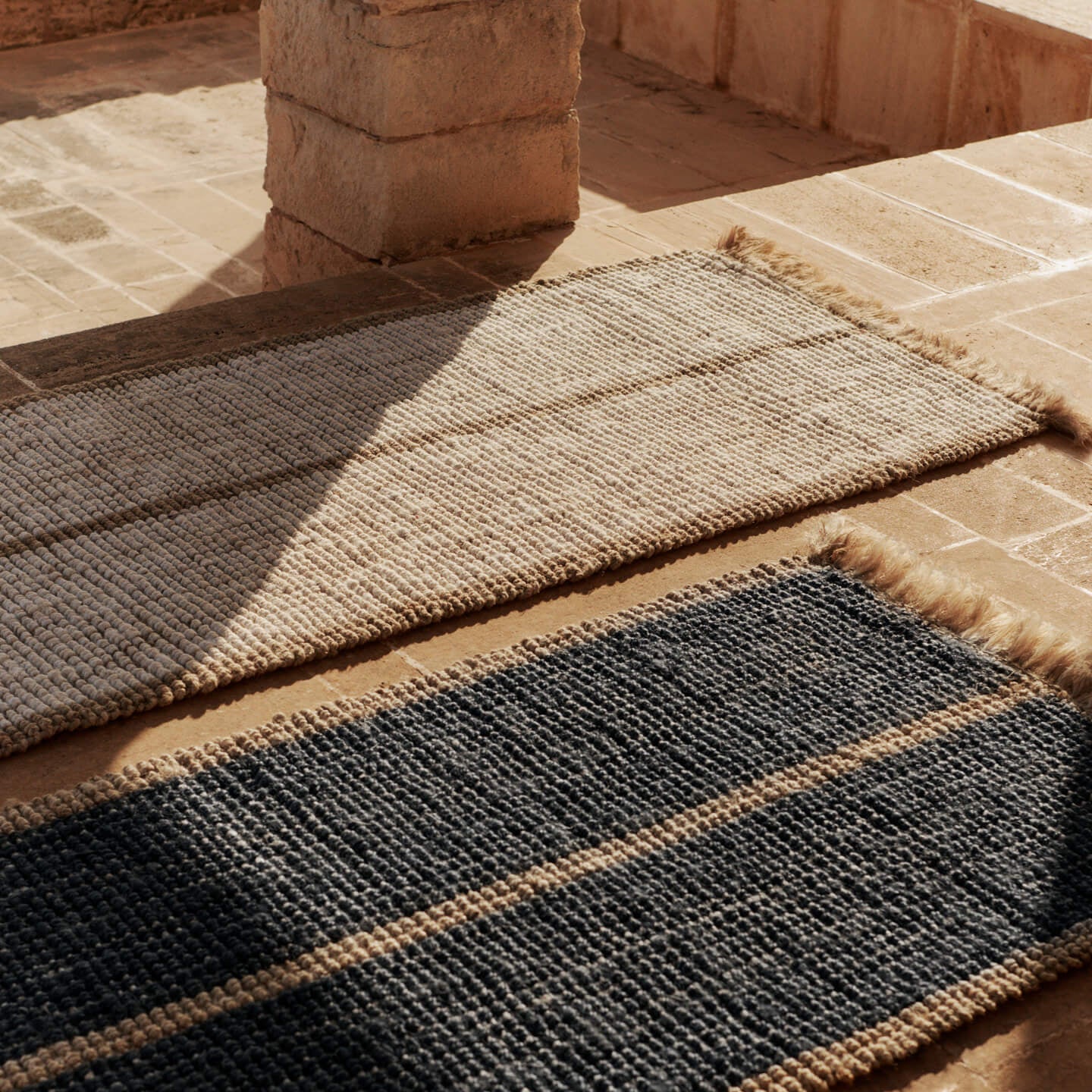 Løper Athens Stripes Runner fra Ferm Living er laget av håndvevet jute, med en nydelig dybde og tekstur som tilfører natur og varme i hjemmet.