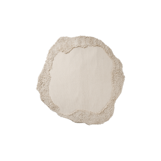 Teppe Norte Outdoor fra Ferm Living er laget av resirkulert PET-garn og har en flatvevd base.