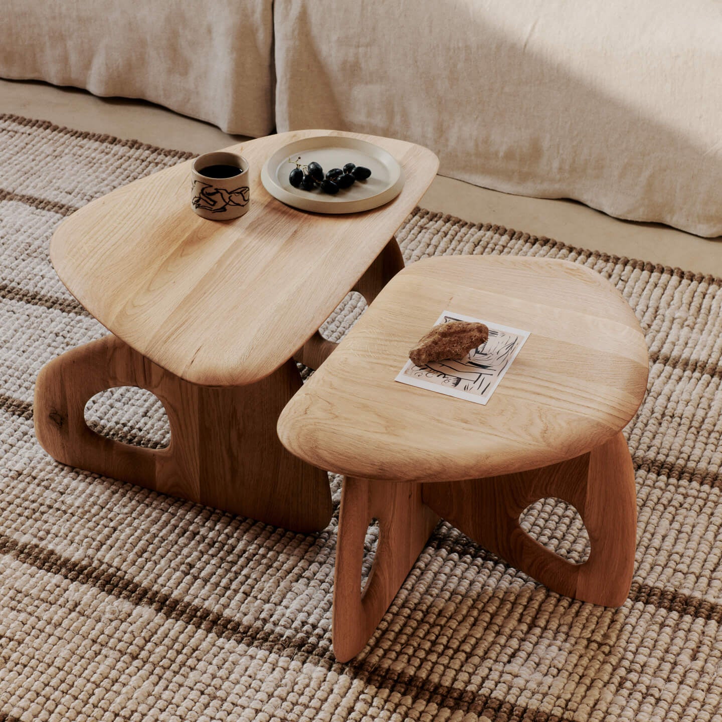 Vakre, skulpturelle møbler kan vi aldri få nok av. Sofabordene Oar fra Ferm Living kommer i to varianter og er laget av FSC™-sertifisert heltre eik med et naturlig oljet finish.