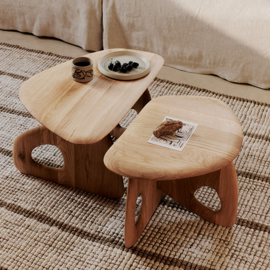 Vakre, skulpturelle møbler kan vi aldri få nok av. Sofabordene Oar fra Ferm Living kommer i to varianter og er laget av FSC™-sertifisert heltre eik med et naturlig oljet finish.
