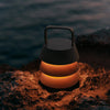 Det dampbøyde trehåndtaket til den oppladbare lampen Luver Portable Lamp fra kolleksjonen Ferm Living x Utzon - Can Li gir et lite nikk til stolt håndverkskunst. 