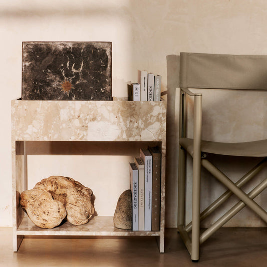 Statement-møbler i marmor får vi aldri nok av! Ferm Living sin velkjente «Plant Box», som i utgangspunktet er en plantekasse med en tilhørende hylle, er like fin å bruke til oppbevaring og utstillingsplass for bøker og småting, som til planter, enten det er på kjøkkenet, i gangen, stuen eller på hjemmekontoret.