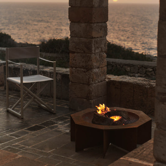 Skap en lun og innbydende atmosfære ute med bålpannen Otte Fire Pit fra Ferm Living. Med sin skulpturelle, åttekantede form i Corten-stål er den både estetisk og funksjonell. 
