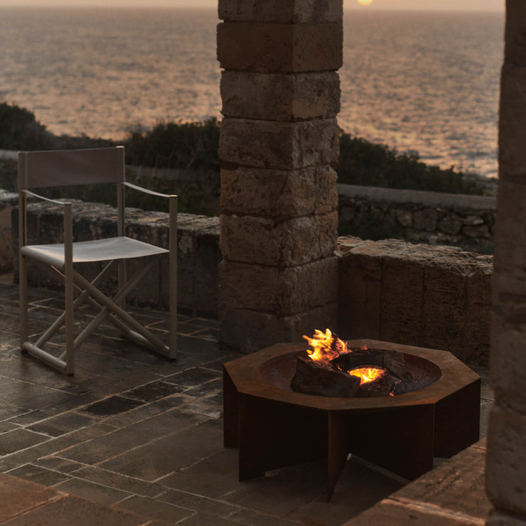 Skap en lun og innbydende atmosfære ute med bålpannen Otte Fire Pit fra Ferm Living. Med sin skulpturelle, åttekantede form i Corten-stål er den både estetisk og funksjonell. 