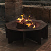 Bålpannen Otte Fire Pit fra Ferm Living blir fort et naturlig samlingspunkt på kjølige kvelder, og den er helt perfekt å ha på terrassen, i hagen eller på hytta.
