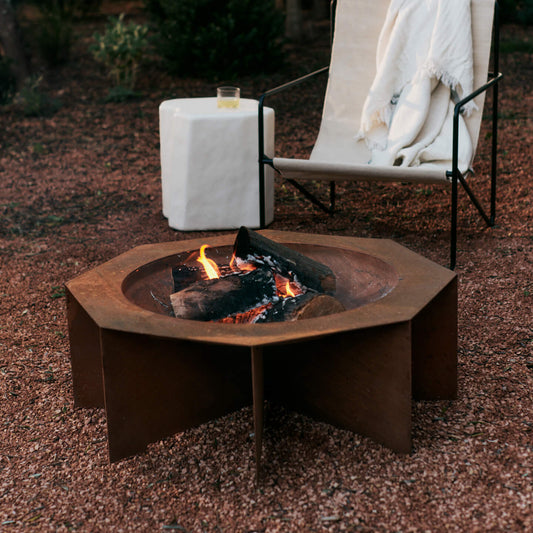 Corten-stål er kjent for sin holdbarhet og værbestandighet, og over tid vil bålpannen Otte Fire Pit fra Ferm Living utvikle en vakker patina som gir bålpannen et organisk preg.