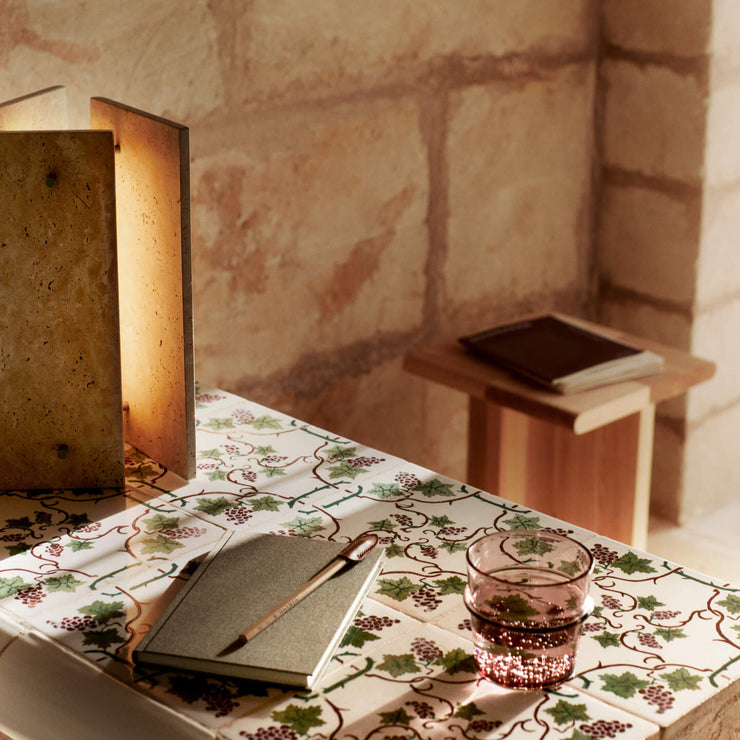 Bordlampen Oeste Table Lamp fra Ferm Living har en praktisk, dimmebar funksjon, som gjør det enkelt å skape en lun stemning etter behov. 
