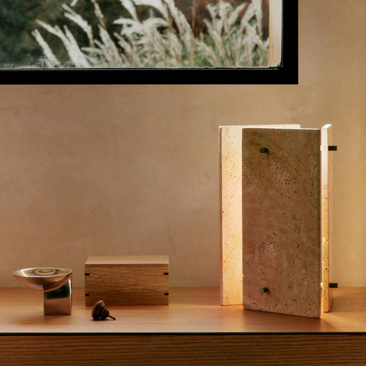 Bordlampen Oeste Table Lamp i travertin fra Ferm Living er en stemningsfull lampe som både lyser opp og pynter rommet. 