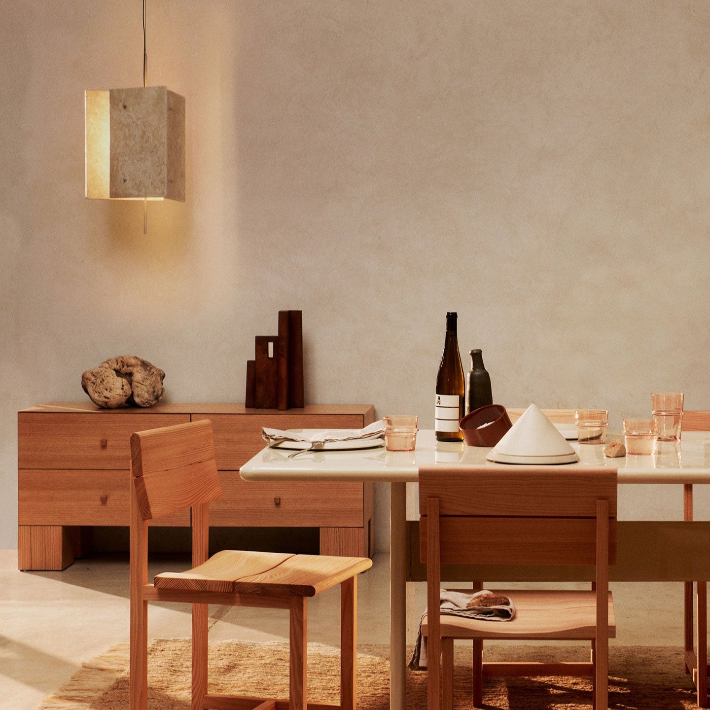 Pendellampen Oeste Pendant Lamp i travertin fra Ferm Living er en stemningsfull lampe som både lyser opp og pynter rommet.