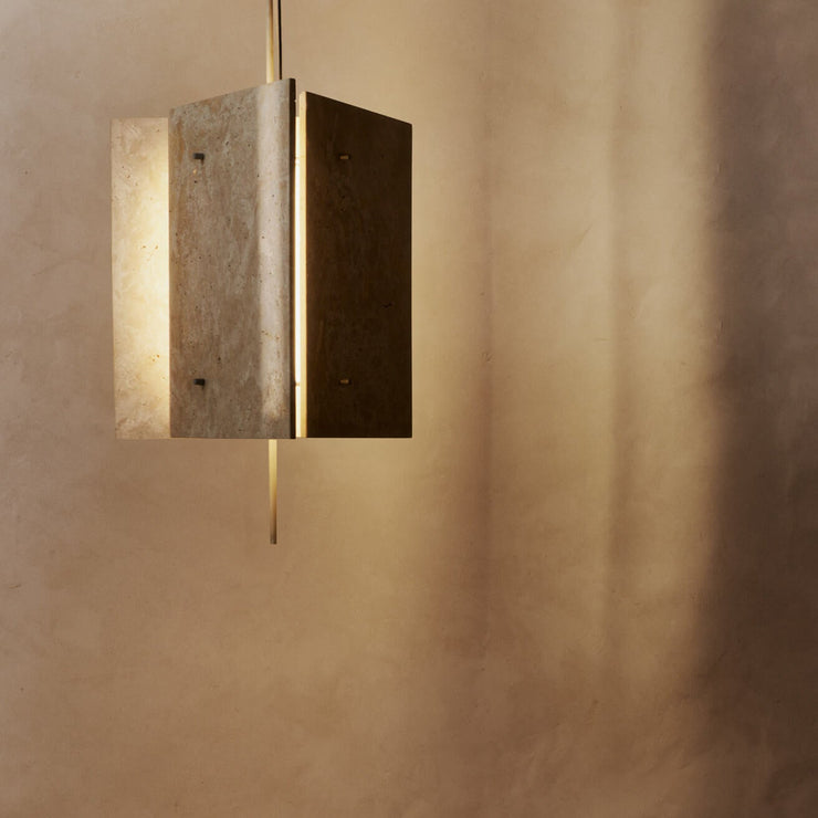 Pendellampen Oeste Pendant Lamp fra Ferm Living har i tillegg en praktisk, dimmebar funksjon, som gjør det enkelt å skape en lun stemning etter behov. 