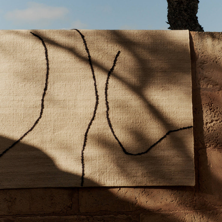 Teppe Gesso Jute Rug fra Ferm Living i hvitt (Off-white/Dark fig).