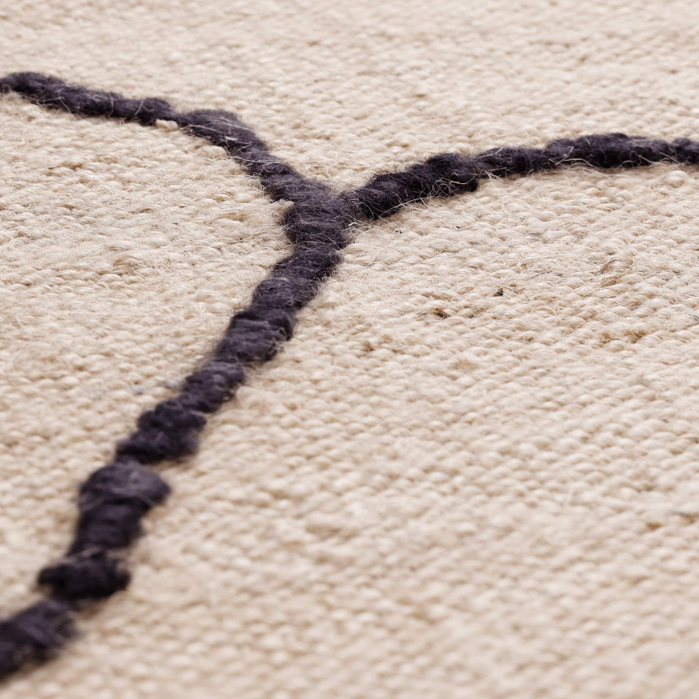 Teppe Gesso Jute Rug fra Ferm Living i hvitt (Off-white/Dark fig).