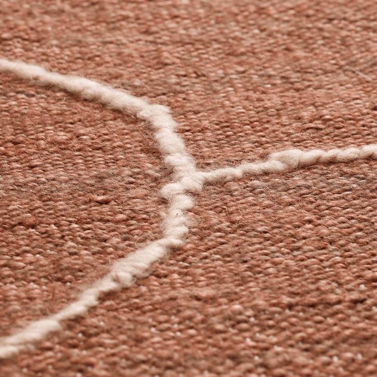 Teppe Gesso Jute Rug fra Ferm Living i brunrødt (Terracotta/Off-white).