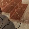 De abstrakte ullstripene i Teppe Gesso Jute Rug fra Ferm Living skaper et dynamisk spill som tilfører det lille ekstra i rommet uten å ta for mye plass visuelt. 
