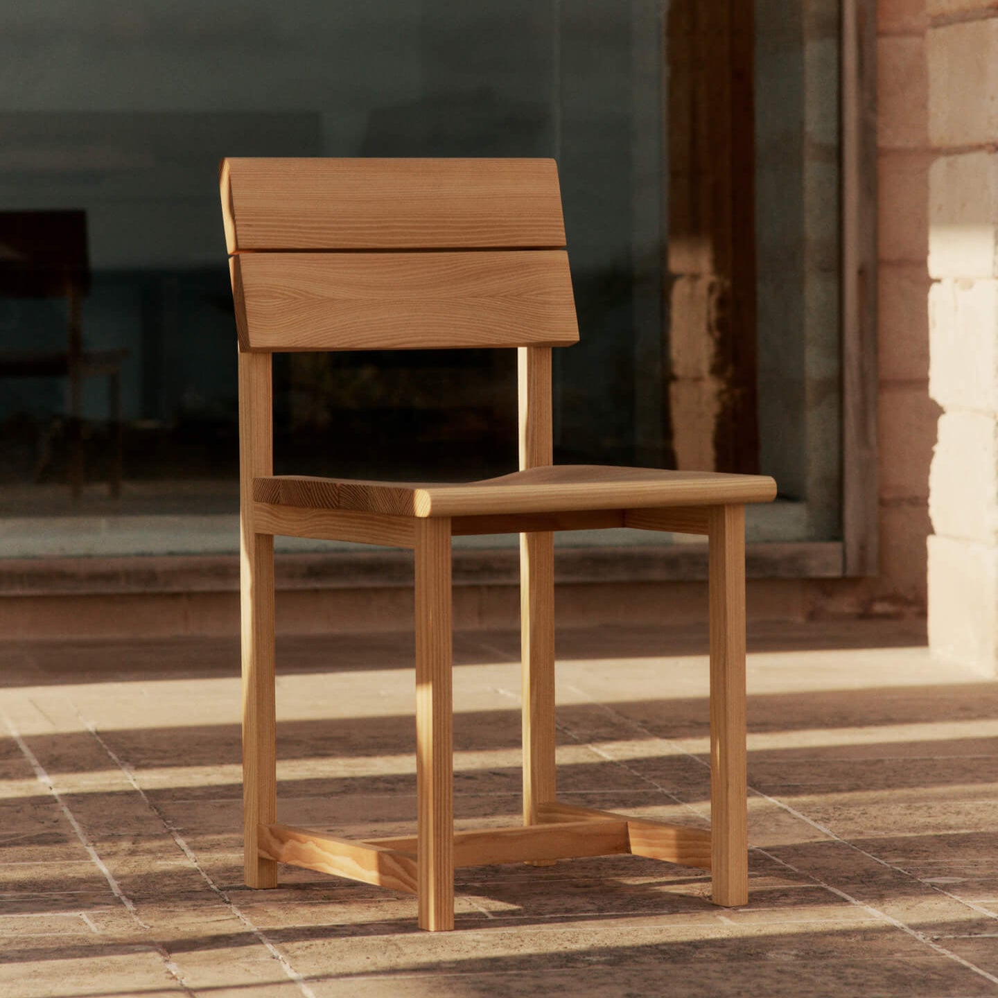 Det kurvede setet og den buede ryggstøtten til spisestolen Vist Dining Chair fra Ferm Living viser til møysommelig håndverk, noe som gjør stolen til et tidløst innslag i hjemmet. 