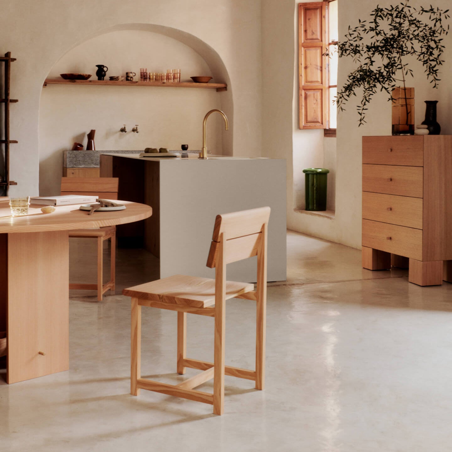Spisestolen Vist Dining Chair fra kolleksjonen Ferm Living x Utzon – Can Lis.