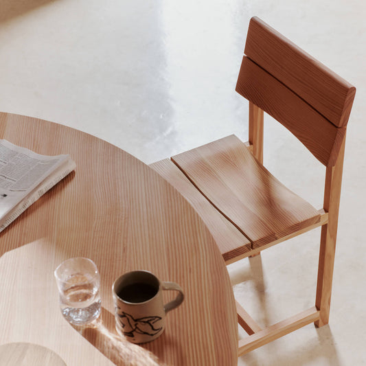 Spisestolen Vist Dining Chair tilhører kolleksjonen Ferm Living x Utzon – Can Lis. Stolen er laget av heltre FSC™-sertifisert douglasgran, og med sitt enkle og robuste design fremhever den materialets naturlige skjønnhet.