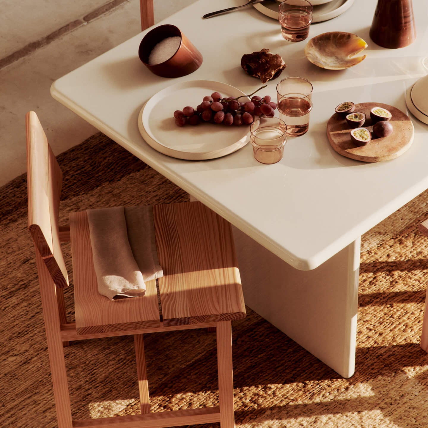 Spisestolen Vist Dining Chair fra Ferm Living kan fint kombineres med andre typer stoler for en dynamisk atmosfære rundt spisebordet, eller la de stå flere sammen for et helhetlig skandinavisk uttrykk.