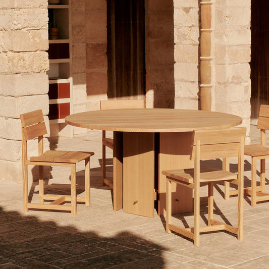 Spisestolen Vist Dining Chair fra kolleksjonen Ferm Living x Utzon – Can Lis.