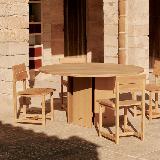 Spisebordet Aukko Dining Table Ø140 cm fra kolleksjonen Ferm Living x Utzon - Can Lis er den perfekte kombinasjonen av funksjon og estetikk! 