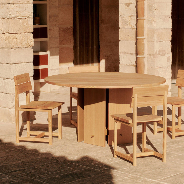 Spisebordet Aukko Dining Table Ø140 cm fra kolleksjonen Ferm Living x Utzon - Can Lis er den perfekte kombinasjonen av funksjon og estetikk! 