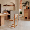 Spisebordet Aukko Dining Table Ø140 cm fra kolleksjonen Ferm Living x Utzon er en hyllest til håndverkskunsten, og viser til treverkets naturlige skjønnhet.
