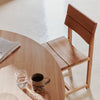 Det massive understellet til Spisebordet Aukko Dining Table Ø140 cm fra kolleksjonen Ferm Living x Utzon har en skulpturell form som er vakkert sammensatt av treplater i douglasgranfinér, og er toppet med en rund bordplate i heltre — perfekt for å skape en lun atmosfære rundt måltidet, og ellers i hjemmet. 