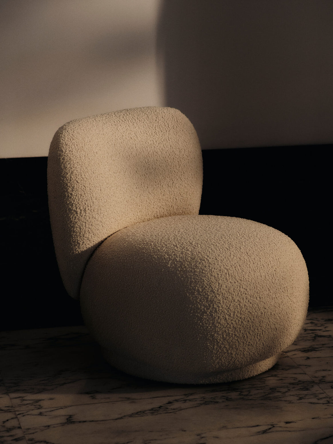 Velg mellom understell som står fast eller med swivel som kan roteres. Her i tekstilet Nordic Bouclé i fargen Off White.