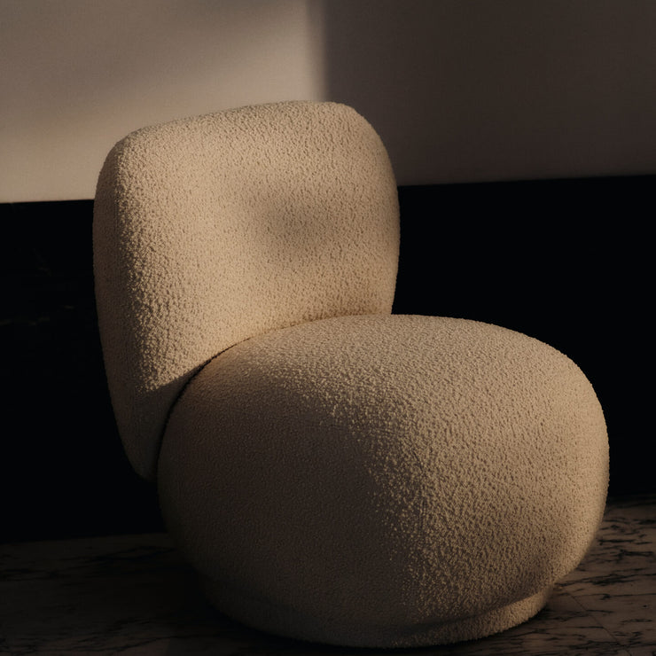 Velg mellom understell som står fast eller med swivel som kan roteres. Her i tekstilet Nordic Bouclé i fargen Off White.