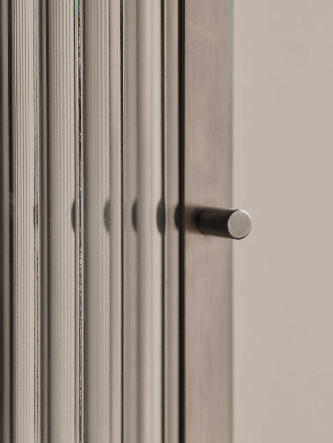 Veggskap Haze Wall Cabinet Rillet Glass fra Ferm Living i børstet stål / Brushed Stainless Steel.