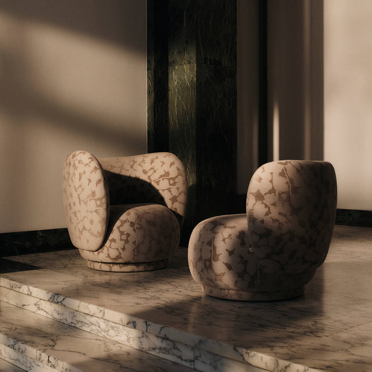 Rico-serien fra Ferm Living er formfull og myk i uttrykket, veldig god å sitte i – og noe annet enn det 'alle andre' har. Den nette lenestolen, Rico Piccolo, har som de andre stolene og sofaene i serien en myk og vennlig form som gjør at den har en rolig og uprangende tilstedeværelse i rommet. Vi liker den spesielt godt i det nydelig mønstrede muldvarpfargede tekstilet Cilla Taupe!