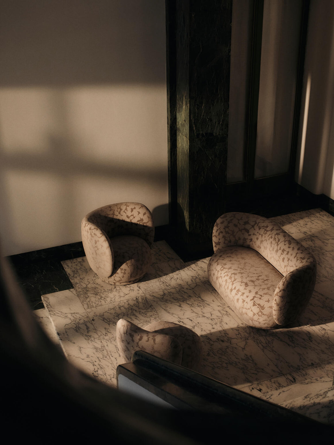Lenestol Rico Lounge Chair Piccolo fra Ferm Living i tekstilet Cilla Taupe i gruppe med den litt større lenestolen og sofaen i samme serie