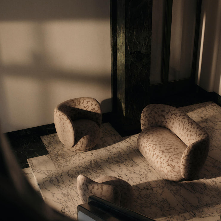 Lenestol Rico Lounge Chair Piccolo fra Ferm Living i tekstilet Cilla Taupe i gruppe med den litt større lenestolen og sofaen i samme serie