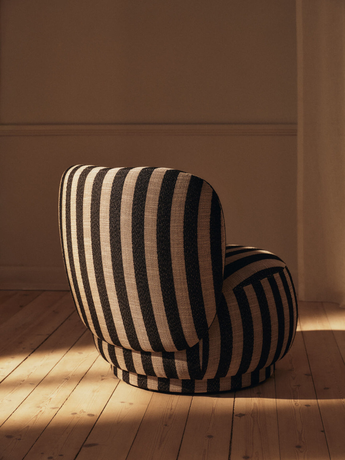 Lenestol Rico Lounge Chair Piccolo i Louisiana - Sand/Black fra Ferm Living. 