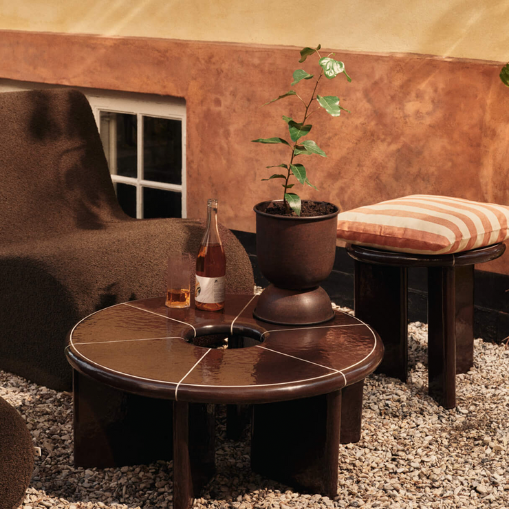 Potte Hourglass Pot i rust fra Ferm Living.