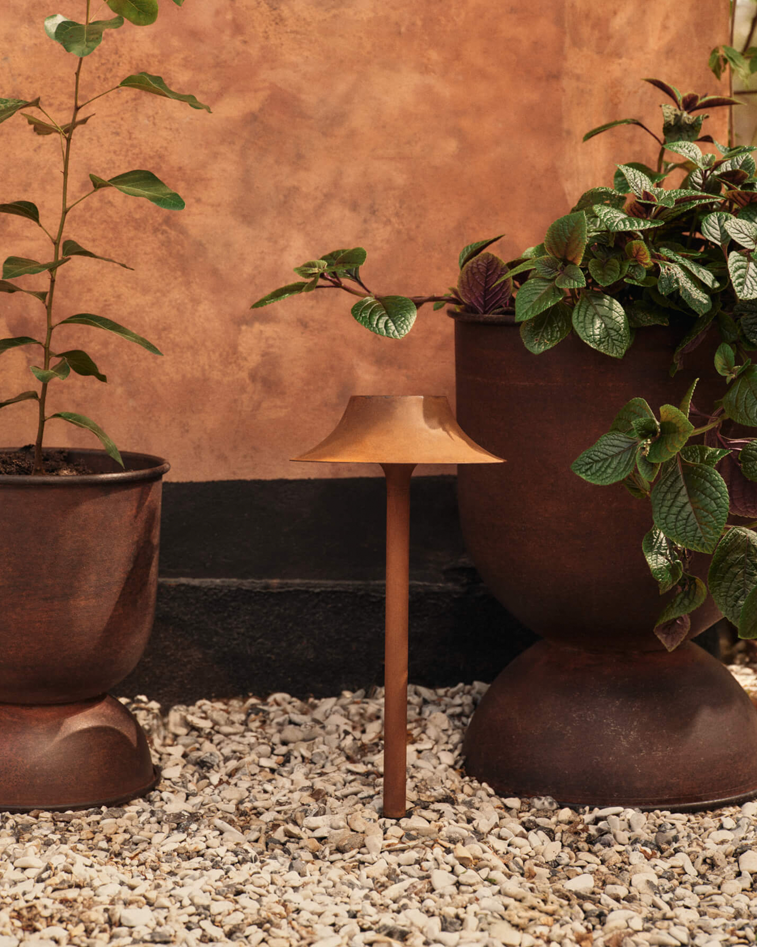 Potte Hourglass Pot i rust fra Ferm Living.