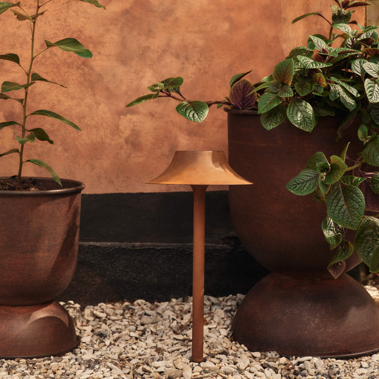 Potte Hourglass Pot i rust fra Ferm Living.