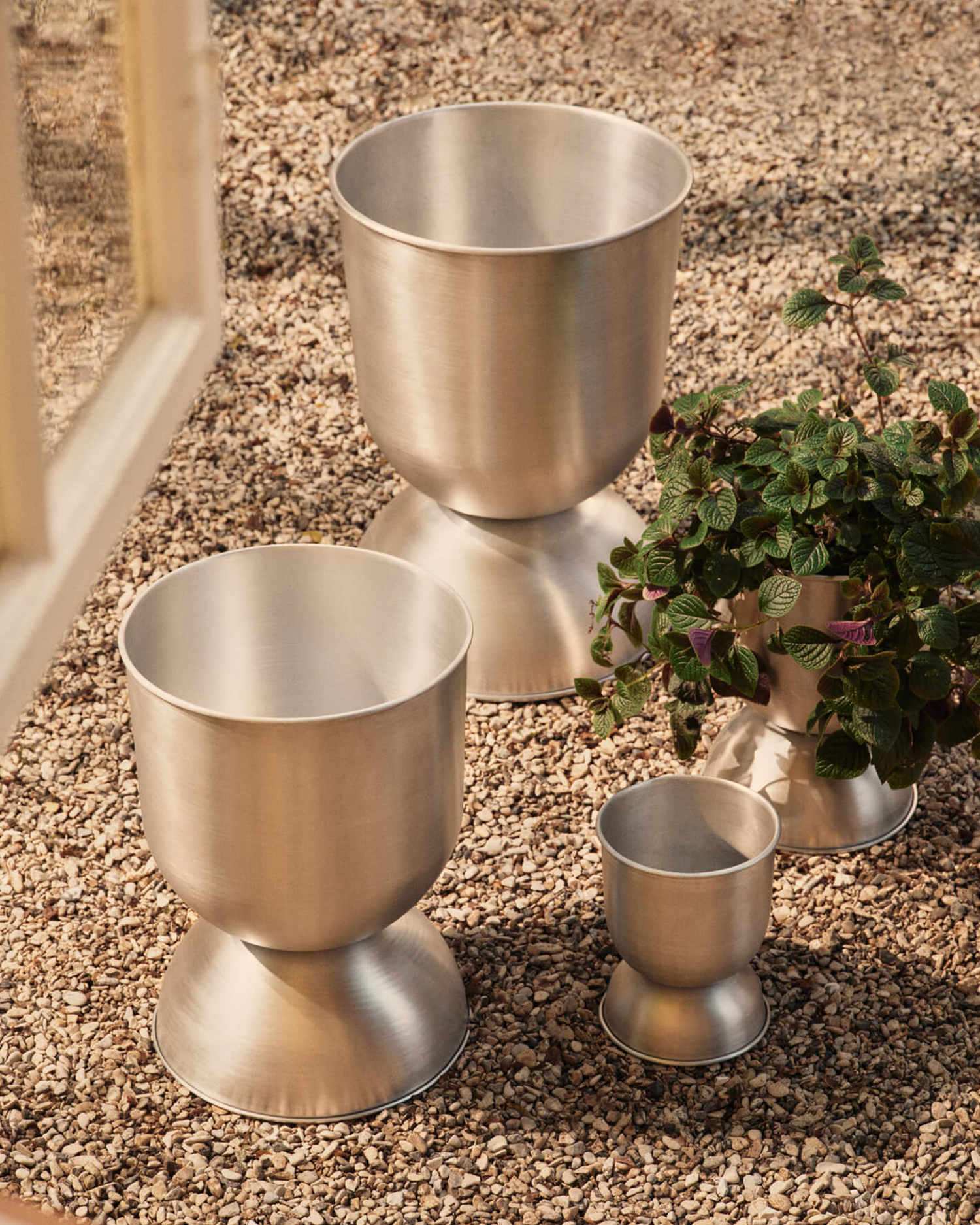 Potte Hourglass i aluminium fra Ferm Living.