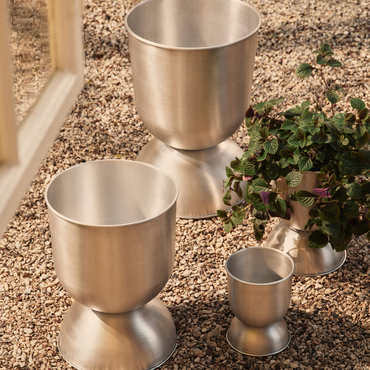 Potte Hourglass i aluminium fra Ferm Living.