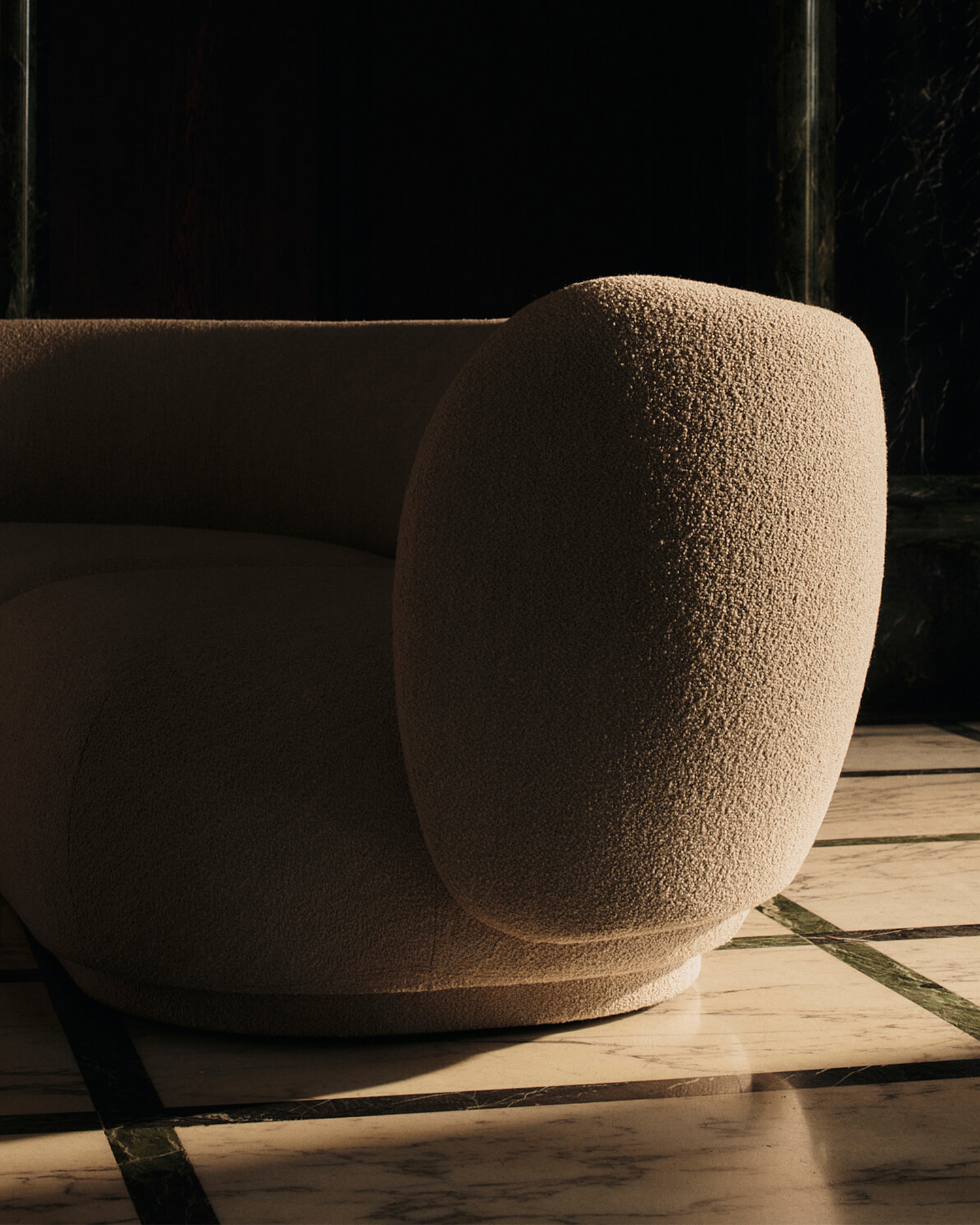 Modulsofa Rico fra Ferm Living i det beige tekstilet Soft Bouclé Natural. Her ser du sidemodulen i serien.