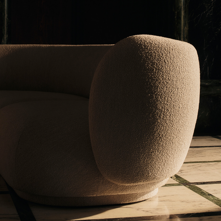Modulsofa Rico fra Ferm Living i det beige tekstilet Soft Bouclé Natural. Her ser du sidemodulen i serien.