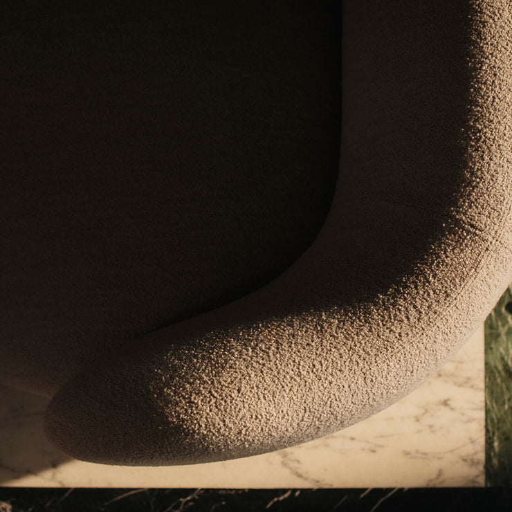 Designet føles både skulpturelt og innbydende og det dype setet gir ekstra komfort og en deilig generøs følelse.