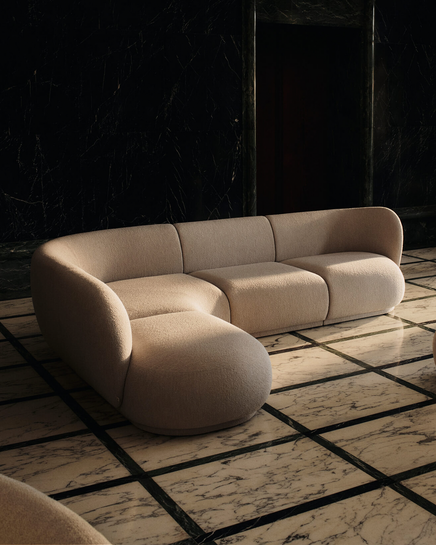 Den vakre Rico-sofaen fra Ferm Living er nå tilgjengelig som modulsofa! Dette gir deg friheten til å skape en skreddersydd sofaløsning som passer perfekt hjemme hos deg, med de samme myke kurvene og omfavnende formen som på 2-, 3- og 4-seters-sofaene i Rico-serien.