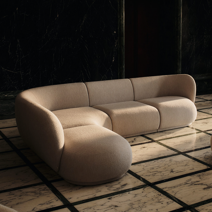 Den vakre Rico-sofaen fra Ferm Living er nå tilgjengelig som modulsofa! Dette gir deg friheten til å skape en skreddersydd sofaløsning som passer perfekt hjemme hos deg, med de samme myke kurvene og omfavnende formen som på 2-, 3- og 4-seters-sofaene i Rico-serien.